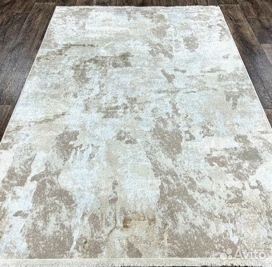 Красивый новый ковер