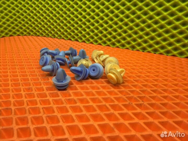 Клипса обшивки двери Renault Logan