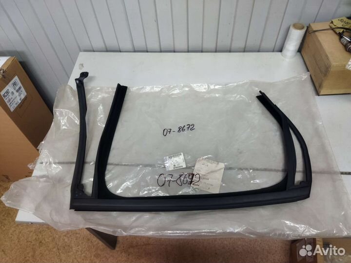 Уплотнитель стекла задней правой двери astra J