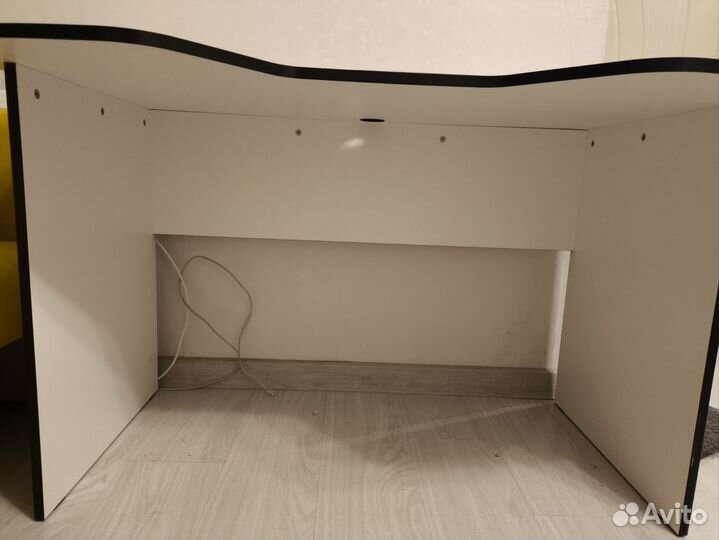 Компьютерный стол белый