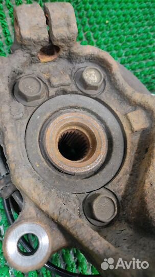 Кулак передний левый Nissan Tiida 2008