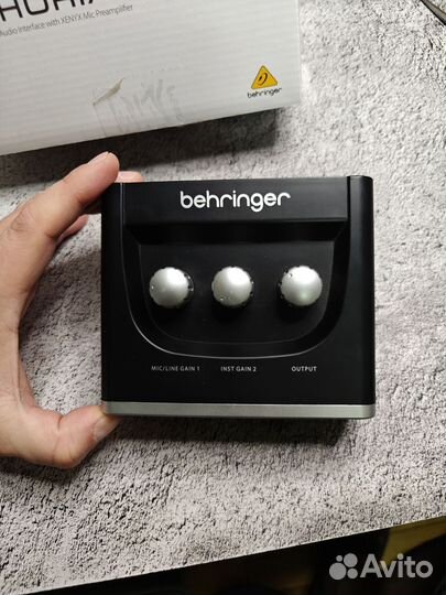 Звуковая карта Behringer um2