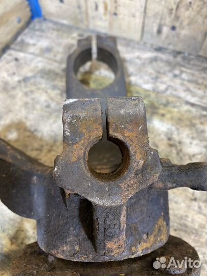 Поворотный кулак передний левый Ford Mondeo 3