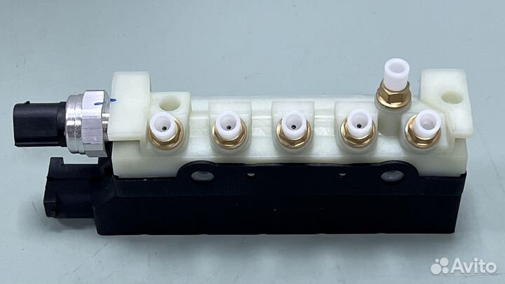 Блок клапанов пневмоподвески Mercedes w220