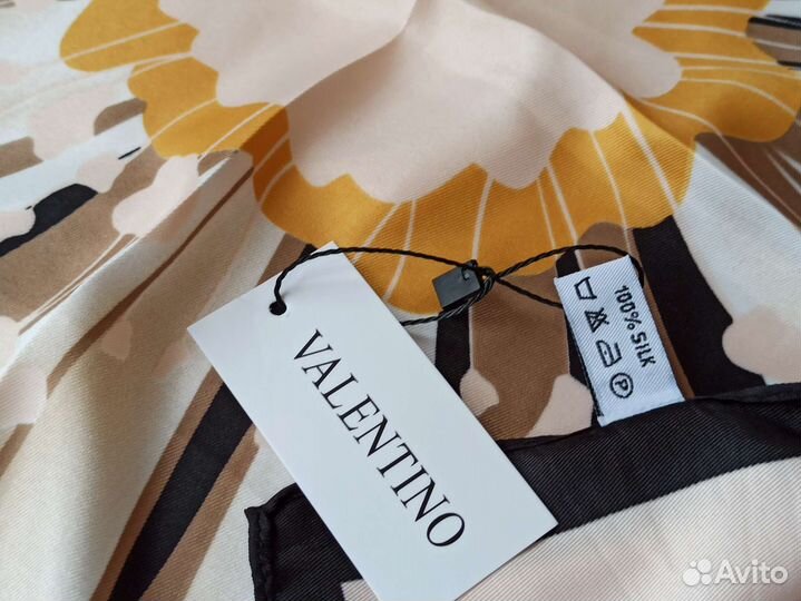 Платок Шелковый Valentino Гербера бежевый новый