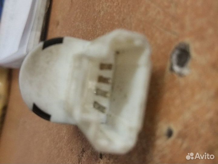 Датчик включения стоп сигнала Renault Logan Largus