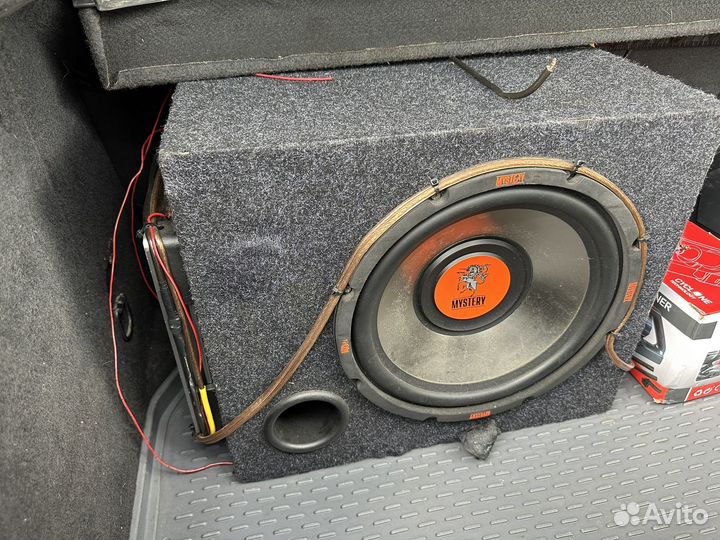 Сабвуфер и усилитель в автомобиль