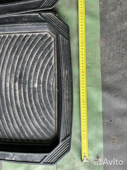 Универсальные коврики в салон автомобиля