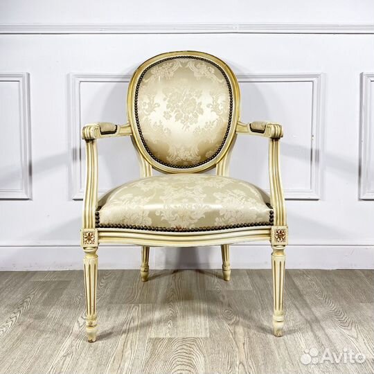 Антикварное кресло с круглой спинкой в стиле Людовика XVI