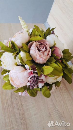 Искусственные цветы в горшках