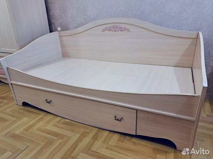 Кровать тахта с выдвижным ящиком и матрасом