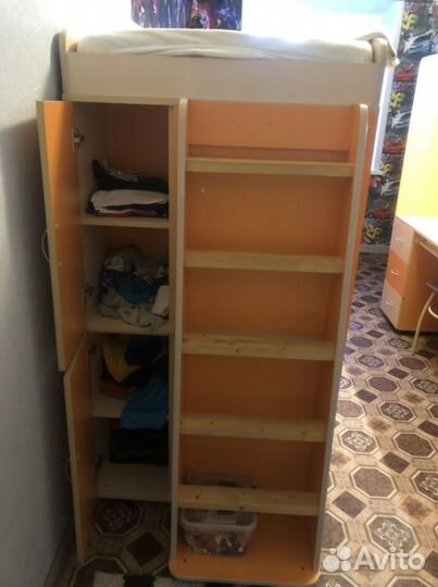 Детская кровать чердак со столом и шкафом