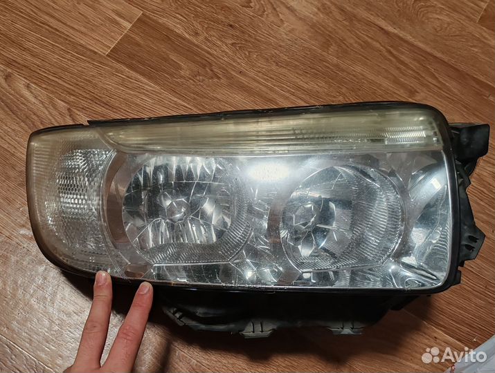 Передняя правая фара на subaru forester sg5
