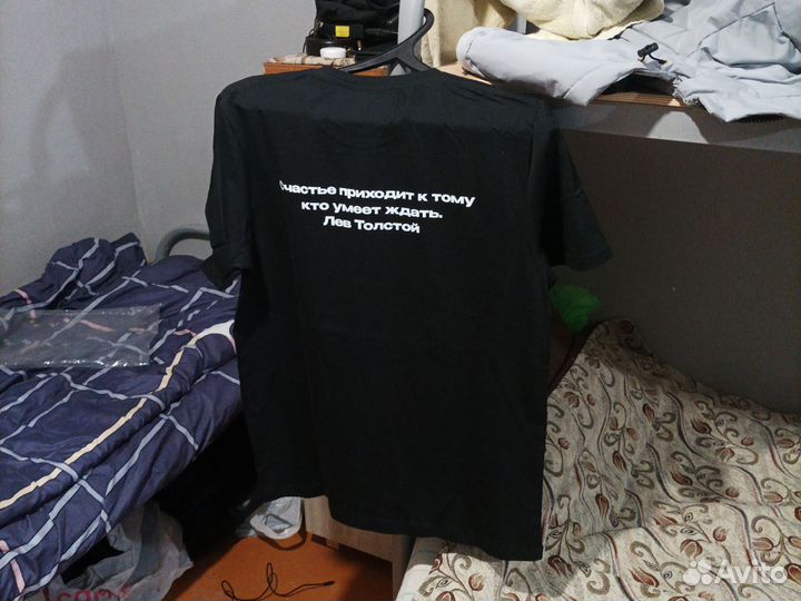 Черная футболка с цитатой