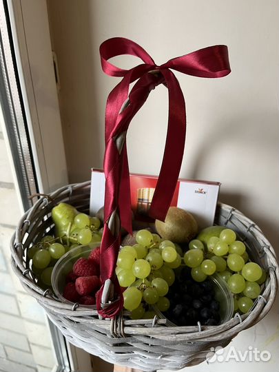 Подарочная корзина с фруктами
