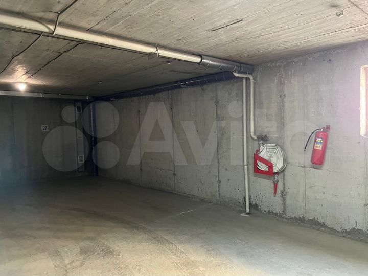 Машиноместо, > 30 м²