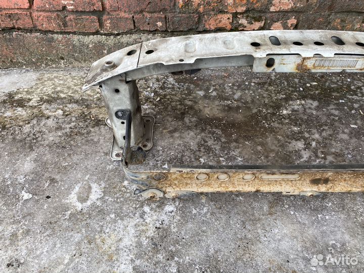 Усилитель переднего бампера Ford Focus 2 белый