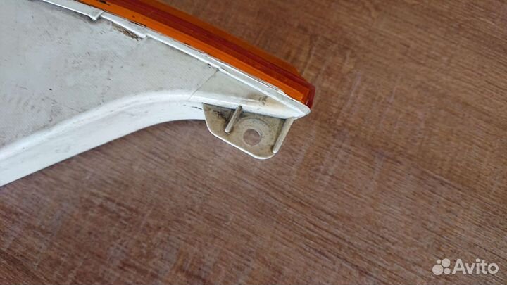 Указатель поворота правый жёлтый Volkswagen Passat