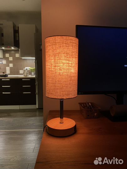 Настольная лампа с абажуром