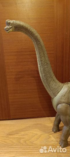 Огромный динозавр брахиозавр