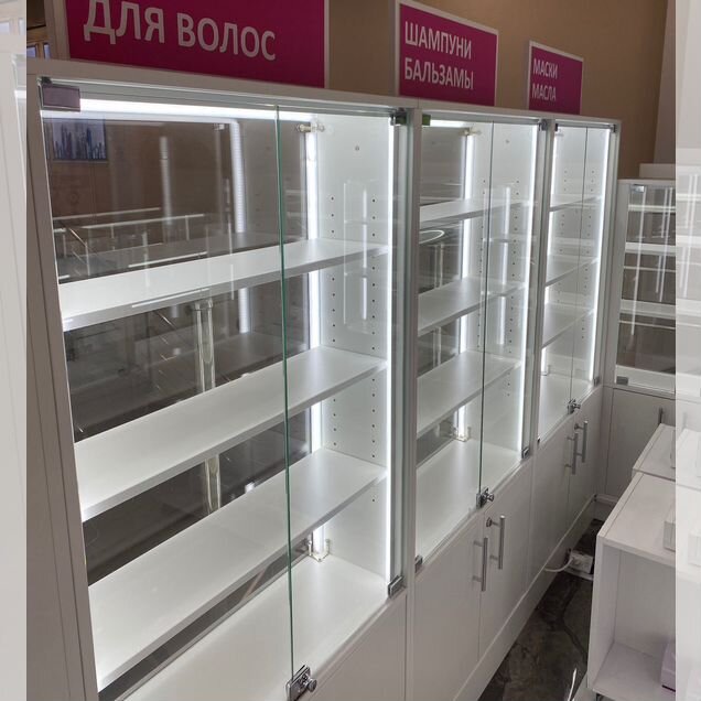 Стеклянная витрина с подсветкой