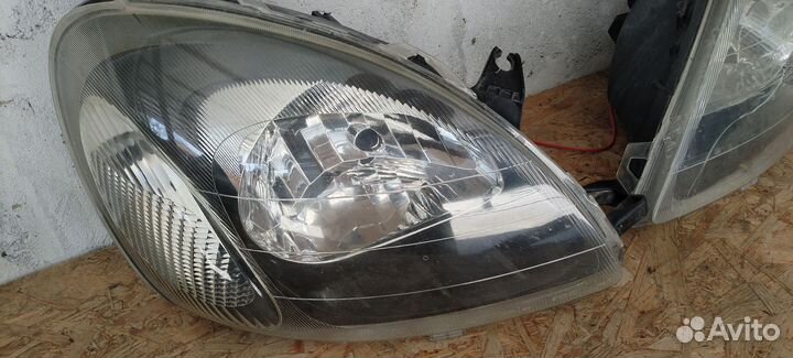Фары на Toyota vitz