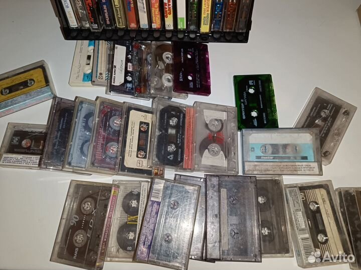 Аудиокассеты и кассетница