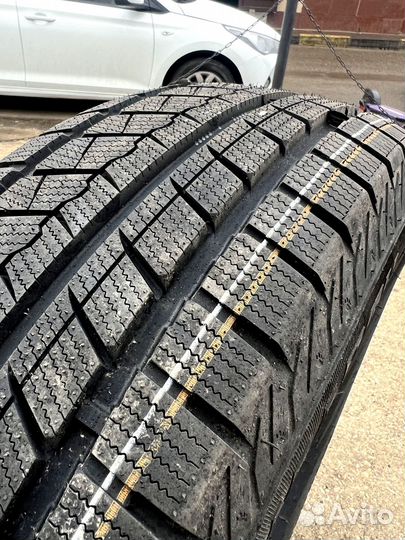 Roadmarch Snowrover 868 235/45 R18 85T