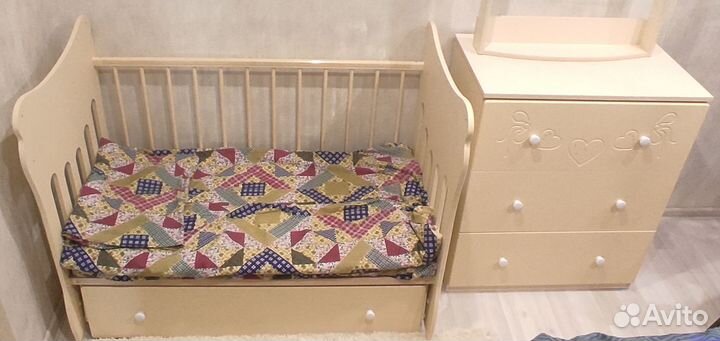 Детская кроватка с маятником и пеленальный комод