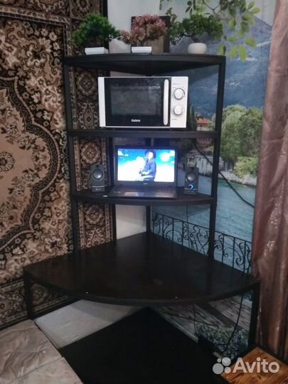 Угловой стол с полкой