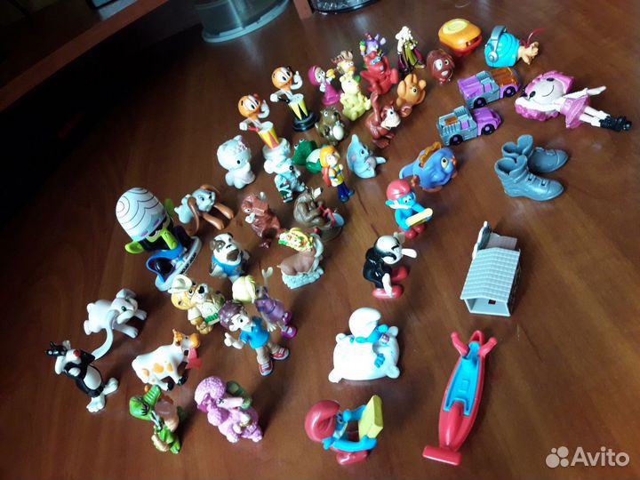 Игрушки из киндер-сюрприз, чупа-чупс и Смурфики