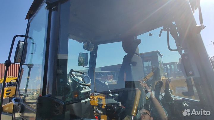 Экскаватор-погрузчик Komatsu WB93R-5, 2023