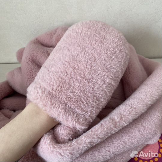 Пушистая шапка с ушками и перчатками