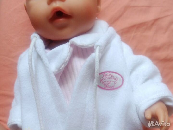 Кукла беби анабель со сломанной ногой и одеждой