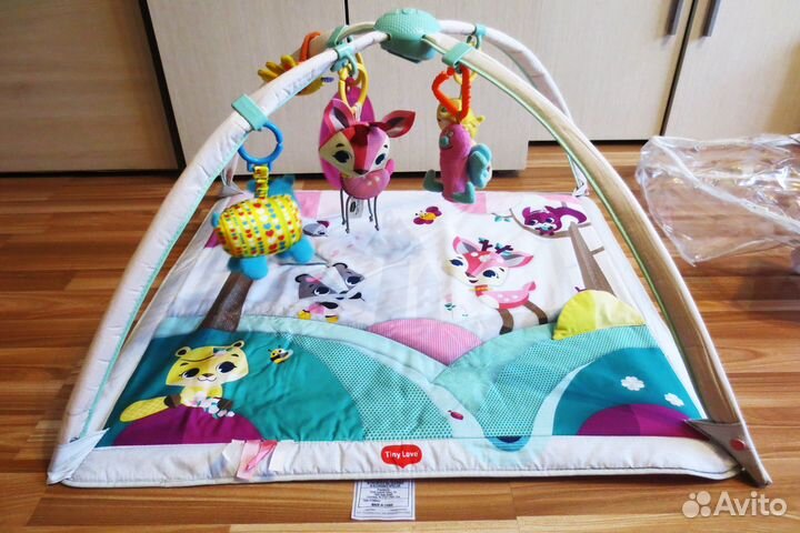 Развивающий коврик и подвесные игрушки Tiny Love