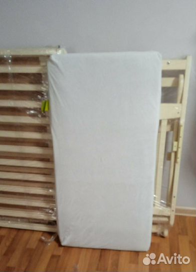 Детская кроватка с маятником и ящиком