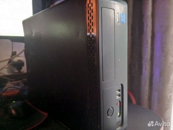 Компьютер в тонком корпусе и монитор