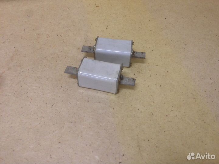 Два предохранителя 40А