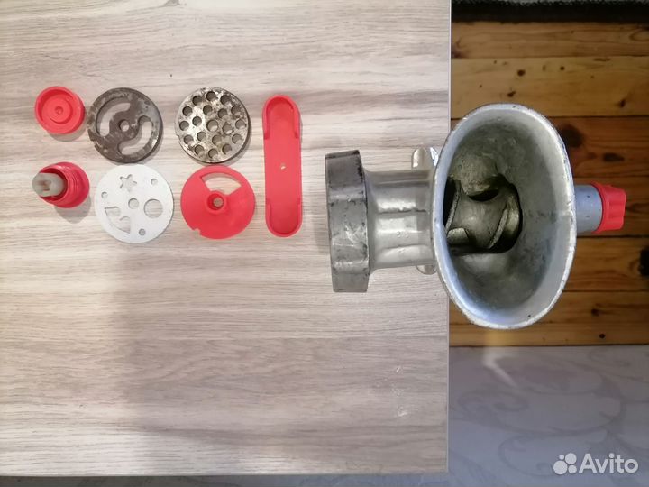 Мясорубка, времен СССР, чугунная с насадками