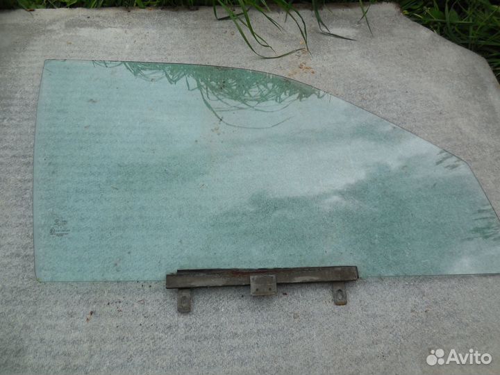 Стекло боковое переднее правое VolkswagenPassat B3