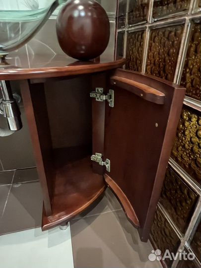 Тумба с зеркалом в ванну