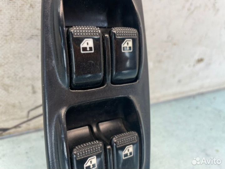 Блок управления стеклоподъемниками передний левый