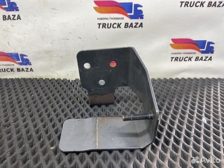 2359182 Кронштейн облицовки бампера правый