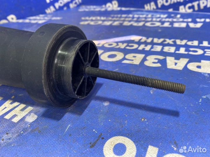 Болт крепления запасного колеса Audi A8D3 седан