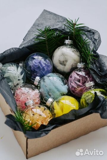 Елочные игрушки с цветами