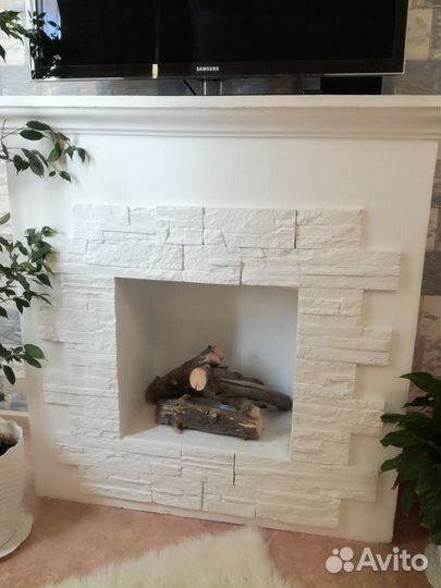 Декоративный камин, светится