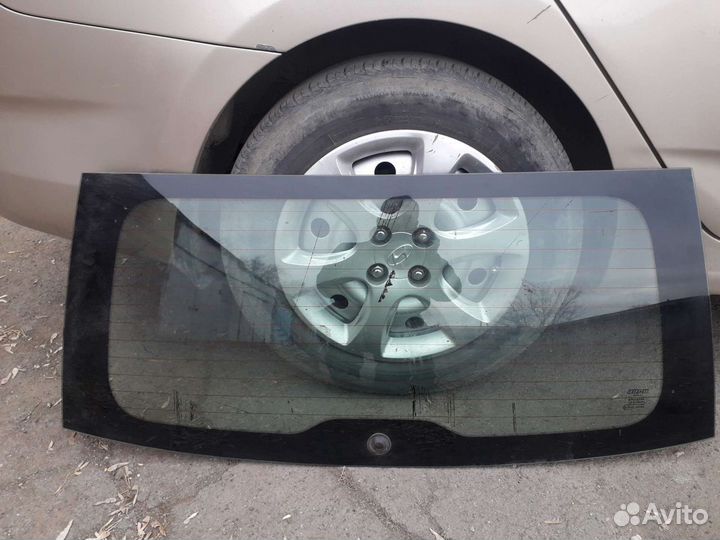Фиат гранд пунто стекло богажника