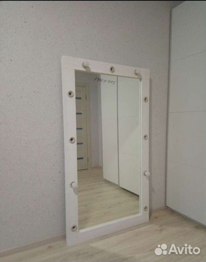 Гримерное зеркало с подсветкой