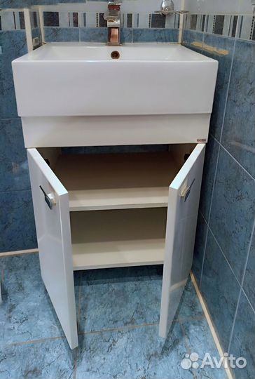 Тумба с раковиной и смесителем для ванной