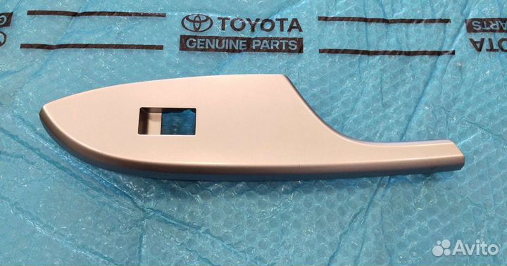 Накладка стеклоподъемника Corolla 150 пер правого